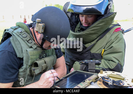 663d Ordnance Company explosive Ordnance Disposal (EOD) est une unité de l'armée des États-Unis responsable de la réduction des risques d'explosion. Un technicien EOD portant une combinaison anti-bombe EOD-8 effectue une analyse par rayons X d’un colis suspect lors du Raven’s Challenge 2018 au Camp Shelby, Mississippi, le 10 avril 2018. L'image d'archives enregistre des opérations conjointes avec les escadrons de déminage des forces de l'ordre. Banque D'Images