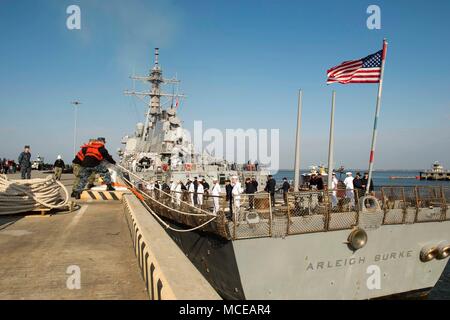 180411-N-JO245-073 NORFOLK, Virginie (11 avril 2018) marins prendre dans toutes les lignes à bord du destroyer lance-missiles USS Arleigh Burke (DDG-51) que le navire est en cours. Arleigh Burke quitte Norfolk Naval Station dans le cadre d'Harry S. Truman Strike Group (HSTCSG) déploiement à l'appui d'opérations de sécurité maritime et les efforts de coopération en matière de sécurité dans le théâtre aux États-Unis la 5ème et la 6ème flotte domaines de responsabilité. CVN 75 avec comme navire amiral, le déploiement d'actifs du groupe : Grève du personnel, les navires et aéronefs de Carrier Strike Group (CSG) 8 8 e Escadre de destroyers, deux huit destroyers (28) et Carr Banque D'Images