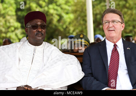 NIAMEY, Niger - Moutari Kalla, Ministre nigérian de la Défense, et l'Amb. Eric Whitaker, Ambassadeur des États-Unis au Niger, observer la cérémonie d'ouverture de Flintlock 2018 à Niamey, Niger, 11 avril 2018. Flintlock est un annuel, dirigé par les Africains, et de l'application de la loi militaire intégrée de l'exercice qui a renforcé les forces du pays partenaire clé dans toute l'Amérique et l'Afrique de l'Ouest ainsi que des forces d'opérations spéciales de l'ouest depuis 2005. (U.S. Photo de l'armée par le Sgt. Heather Doppke/79e Commandement de soutien du théâtre) Banque D'Images