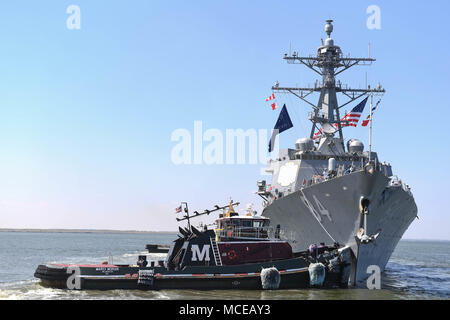 180411-N-EC622-1447 NORFOLK, Virginie (11 avril 2018) USS Bulkeley (DDG 84) départs Naval Station Norfolk dans le cadre d'Harry S. Truman Strike Group (HSTCSG) déploiement à l'appui d'opérations de sécurité maritime et les efforts de coopération en matière de sécurité dans le théâtre aux États-Unis la 5ème et la 6ème flotte domaines de responsabilité. CVN 75 avec comme navire amiral, le déploiement d'actifs du groupe : Grève du personnel, les navires et aéronefs de Carrier Strike Group (CSG) 8 8 e Escadre de destroyers, deux huit destroyers (28) et le transporteur Air Wing UN (CVW-1) ; ainsi que la classe Sachsen-frégate allemande FGS Hessen (F 221). (U.S. Photo par Marine M Banque D'Images