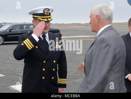 BOSTON (avr. 10, 2018) l'USS Constitution, Commandant du 75e R. Nathaniel CDR Shicks rend un hommage aux vice-président Mike Pence. Le Vice-président a visité Boston pour un parti républicain événement à l'hôtel Langham. (U.S. Photo par marine Spécialiste de la communication de masse 1re classe Joshua Hammond/libérés) Banque D'Images