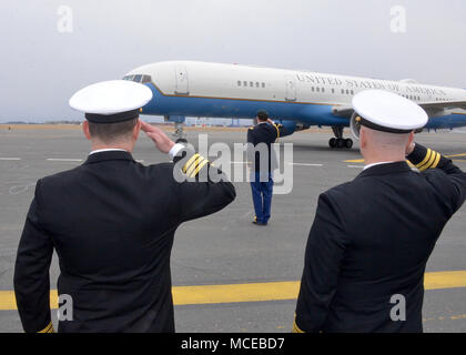 BOSTON (avr. 10, 2018) les membres de rendre les hommages Air Force 1, Vice-président Transport Mike Pence, des terres de l'aéroport international Logan de Boston. Le Vice-président a visité Boston pour un parti républicain événement à l'hôtel Langham. (U.S. Photo par marine Spécialiste de la communication de masse 1re classe Joshua Hammond/libérés) Banque D'Images