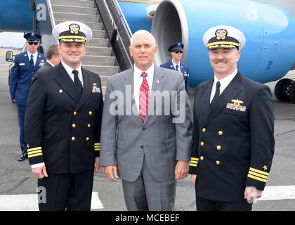 BOSTON (avr. 10, 2018) l'USS Constitution, Commandant du 75e R. Nathaniel CDR Shick (à gauche) et de la direction Jean Benda posent pour une photo avec le Vice-président Mike Pence. Le Vice-président a visité Boston pour un parti républicain événement à l'hôtel Langham. (U.S. Photo par marine Spécialiste de la communication de masse 1re classe Joshua Hammond/libérés) Banque D'Images