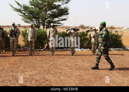 TAHOUA, Niger - Le Colonel Mohamed Toumba, commandant de la Zone 4, les Forces armees, Nigerinnes ou ventilateur, est-ce qu'un col et de l'examen de la participation du ventilateur en 2018 à silex à Tahoua, Niger, 11 avril 2018. Flintlock 2018, organisé par le Niger, avec des postes avancés au Burkina Faso et au Sénégal, est conçu pour renforcer la capacité des principaux pays partenaires de la région à lutter contre les organisations extrémistes violents, de protéger leurs frontières et assurer la sécurité de leur peuple. (U.S. Photo de l'armée par le sergent. Lakanaria Kulani/libérés) Banque D'Images