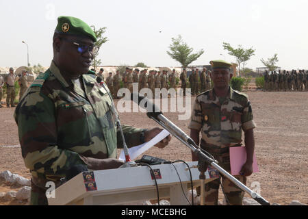 TAHOUA, Niger - Le Colonel Mohamed Toumba, commandant de la Zone 4, les Forces armees, Nigerinnes ou ventilateur, prononce un discours pour les personnalités qui ont assisté à la cérémonie d'ouverture de Tahoua à silex de 2018 à Tahoua, Niger, 11 avril 2018. Flintlock 2018, organisé par le Niger, avec des postes avancés au Burkina Faso et au Sénégal, est conçu pour renforcer la capacité des principaux pays partenaires de la région à lutter contre les organisations extrémistes violents, de protéger leurs frontières et assurer la sécurité de leur peuple. Banque D'Images