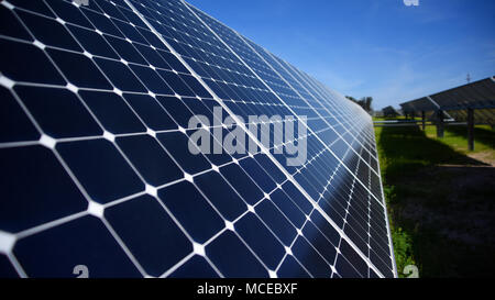 Les élus locaux, les dirigeants clés de la base de Vandenberg, affiliés et les médias locaux se sont réunis pour le 28 mégawatts photovoltaïques solaires array dévouement, le 10 avril, à Vandenberg Air Force Base. La cérémonie comprenait des représentants de SunPower, l'Agence de Logistique de la défense, de l'énergie Vandenberg Air Force Base, et le secrétaire des Forces aériennes de l'environnement, de la sécurité et de l'infrastructure. (U.S. Air Force photo par un membre de la 1re classe Clayton Porter/libérés) Banque D'Images