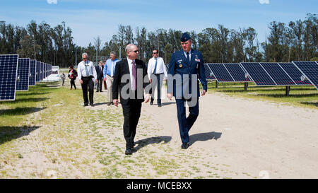 Les élus locaux, les dirigeants clés de la base de Vandenberg, affiliés et les médias locaux se sont réunis pour le 28 mégawatts photovoltaïques solaires array dévouement, le 10 avril, à Vandenberg Air Force Base. La cérémonie comprenait des représentants de SunPower, l'Agence de Logistique de la défense, de l'énergie Vandenberg Air Force Base, et le secrétaire des Forces aériennes de l'environnement, de la sécurité et de l'infrastructure. (U.S. Air Force photo par un membre de la 1re classe Clayton Porter/libérés) Banque D'Images