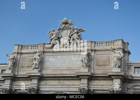 Armoiries papales sur la Fontaine de Trevi, Piazza di Trevi, Rome, Italie. Banque D'Images