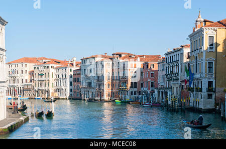 Sur le célèbre Grand Canal de Venise, Italie. Canal Vénitien historique à la lumière du jour avec des bateaux et des vieux bâtiments traditionnels sur le côté Banque D'Images