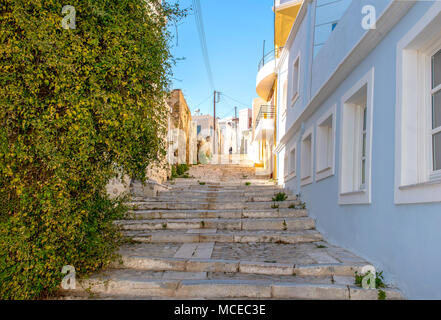 Rue grecque traditionnelle sur l'île de Syros, Grèce Banque D'Images