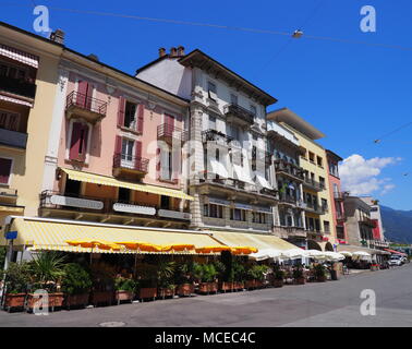 LOCARNO, SUISSE EUROPE sur Juillet 2017 : Les bâtiments sur la Piazza Grande, place principale de la ville avec des bars, restaurants, de tramways et de traction, bleu clair torists Banque D'Images