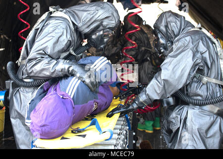 La Garde nationale de Caroline du Sud, à partir de la 251st Compagnie médicale de soutien de secteur, les victimes simulées, le 12 avril 2018, lors d'un exercice d'entraînement à Muscatatuck Urban Training Centre, In., dans le cadre de l'exercice de réponse dynamique. Les médecins ont reçu des blessés et victimes irradiées qui ont été séparés en fonction de la mobilité et de la gravité des blessures. Les blessés ont été examinées, traitées, décontaminés, si nécessaire, puis traités pour des blessures. Au nord de l'armée tient un exercice de réponse dynamique chaque année dans le cadre de sa mission de former les militaires du pays une capacité d'intervention CBRN. Tout au long de Ap Banque D'Images