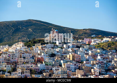 Vue panoramique sur la ville de Syros avec l'église orthodoxe sur le haut de la colline. Îles des Cyclades, en Grèce. Banque D'Images