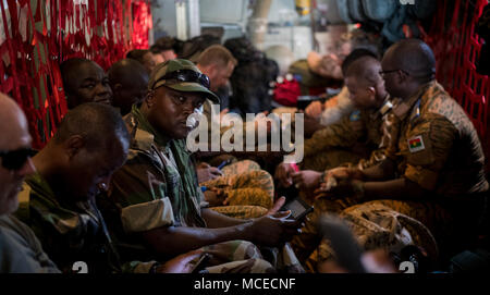 L'exercice Flintlock 2018 participants prennent place à bord des U.S. Air Force C-130E Hercules affecté à la West Virginia Air National Guard, 11 avril 2018, à l'Aéroport International Diori Hamani, le Niger. Environ 1 900 militaires de plus de 20 pays d'Afrique de l'ouest et les pays partenaires participant au fusil à silex de 2018 à plusieurs endroits au Niger, au Burkina Faso et au Sénégal. Flintlock est un annuel, dirigé par les Africains, et de l'application de la loi militaire intégrée de l'exercice qui a renforcé les forces du pays partenaire clé dans toute l'Amérique et l'Afrique de l'Ouest ainsi que des forces d'opérations spéciales de l'ouest depuis 2005 Banque D'Images