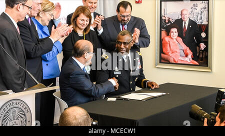 L'ARMÉE AMÉRICAINE Recherche-développement et Ingénierie de commandement, le général de Cedric T. gagne (à droite) serre la main avec la Northeastern University Président Dr. Joseph E. Aoun après la signature d'un accord sur une nouvelle collaboration à Burlington, Massachusetts, le 9 avril 2018. Banque D'Images