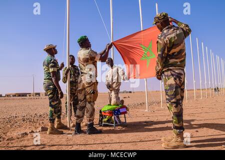Soldats affectés à des forces armees Nigeriennes constituent des signaux en préparation d'une cérémonie d'ouverture de l'exercice Flintlock 2018 au Siège de multinationales conjointes à Agadez, Niger, 10 avril 2018. Flintlock 2018, organisé par le Niger, avec des postes avancés au Burkina Faso et au Sénégal, est conçu pour renforcer la capacité des principaux pays partenaires de la région à lutter contre les organisations extrémistes violents, de protéger leurs frontières et assurer la sécurité de leur peuple. (U.S. Photo de l'armée par le Sgt. 1re classe Mary S. Katzenberger, 3e Special Forces Group (Airborne)/libérés) Banque D'Images