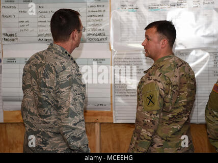 Air Force le général Joseph Lengyel, chef du Bureau de la Garde nationale, les visites avec les soldats qui sont une partie de l'exercice de réponse à 2018 Gardien Jennings, Foire du Comté de North Vernon, Indiana, le 14 avril 2018. Lengyel ont visité le centre des opérations tactiques (COT) d'observer la Force opérationnelle Ops gère le commandement et le contrôle pendant une simulation de catastrophe exigeant de l'environnement. (U.S. Photo de la Garde nationale par la CPS. Chelsea Baker, 108e Détachement des affaires publiques) Banque D'Images