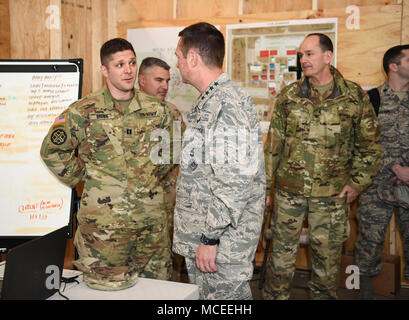 Air Force le général Joseph Lengyel, chef du Bureau de la Garde nationale, les visites avec les soldats qui sont une partie de l'exercice de réponse à 2018 Gardien Jennings, Foire du Comté de North Vernon, Indiana, le 14 avril 2018. Lengyel ont visité le centre des opérations tactiques (COT) d'observer la Force opérationnelle Ops gère le commandement et le contrôle pendant une simulation de catastrophe exigeant de l'environnement. (U.S. Photo de la Garde nationale par la CPS. Chelsea Baker) Banque D'Images