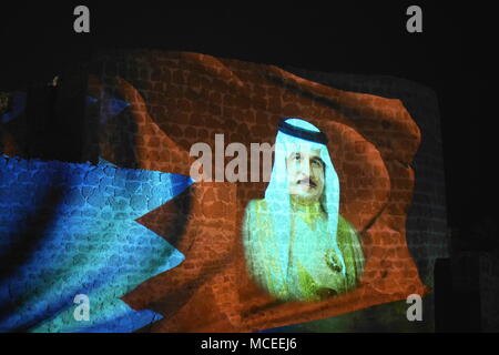 Spectacle léger à Fort de Bahreïn, le Fort portugais, montrant une image du Roi Hamad et le drapeau de Bahreïn, Karbabad, Royaume de Bahreïn Banque D'Images