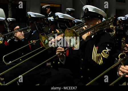 180414-N-HG258-1003 WASHINGTON (14 avril 2018) Les membres de la U.S. Navy Ceremonial Groupe musique préliminaire avant la 27e bénédiction annuelle des flottes à la U.S. Navy Memorial à Washington, D.C., dans le cadre de l'ceremomy, les marins de la Garde de cérémonie de la Marine américaine pour l'eau des Sept Mers et Grands Lacs dans les fontaines, les amenant à la vie et à l'accueillir la saison de printemps. (U.S. Photo par marine Chef Musicien Stephen Hassay/libérés) Banque D'Images