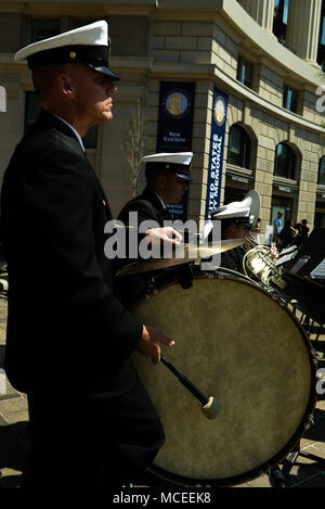 180414-N-HG258-1004 WASHINGTON (14 avril 2018) Senior Chef Curt Duer effectue avant-musique sur grosse caisse avant la 27e bénédiction annuelle des flottes à la U.S. Navy Memorial à Washington, D.C., dans le cadre de l'ceremomy, les marins de la Garde de cérémonie de la Marine américaine pour l'eau des Sept Mers et Grands Lacs dans les fontaines, les amenant à la vie et à l'accueillir la saison de printemps. (U.S. Photo par marine Chef Musicien Stephen Hassay/libérés) Banque D'Images