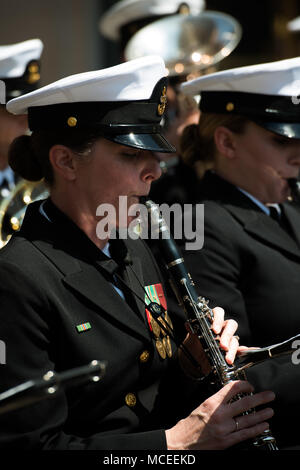 180414-N-HG258-1004 WASHINGTON (14 avril 2018) chef des chantres Lera League musique préliminaire à la clarinette avant la 27e bénédiction annuelle des flottes à la U.S. Navy Memorial à Washington, D.C., dans le cadre de l'ceremomy, les marins de la Garde de cérémonie de la Marine américaine pour l'eau des Sept Mers et Grands Lacs dans les fontaines, les amenant à la vie et à l'accueillir la saison de printemps. (U.S. Photo par marine Chef Musicien Stephen Hassay/libérés) Banque D'Images