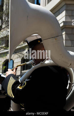 180414-N-HG258-1024 WASHINGTON (14 avril 2018) Senior Chef Andrew Oppenheim effectue sur musique préliminaire sousaphone avant à la 27e bénédiction annuelle des flottes à la U.S. Navy Memorial à Washington, D.C., dans le cadre de l'ceremomy, les marins de la Garde de cérémonie de la Marine américaine pour l'eau des Sept Mers et Grands Lacs dans les fontaines, les amenant à la vie et à l'accueillir la saison de printemps. (U.S. Photo par marine Chef Musicien Stephen Hassay/libérés) Banque D'Images