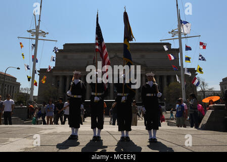 180414-N-HG258-1041 WASHINGTON (14 avril 2018) Les membres de la U.S. Navy Ceremonial Guard couleur sont prêts avant la 27e bénédiction annuelle des flottes à la U.S. Navy Memorial à Washington, D.C., dans le cadre de l'ceremomy, les marins de la Garde de cérémonie de la Marine américaine pour l'eau des Sept Mers et Grands Lacs dans les fontaines, les amenant à la vie et à l'accueillir la saison de printemps. (U.S. Photo par marine Chef Musicien Stephen Hassay/libérés) Banque D'Images