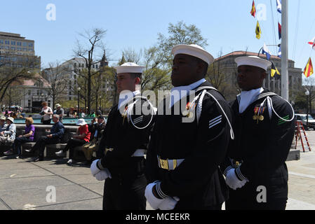 180414-N-HG258-1071 WASHINGTON (14 avril 2018) Les membres de la Garde de cérémonie de la Marine américaine se tiennent prêts au cours de la 27e bénédiction annuelle des flottes à la U.S. Navy Memorial à Washington, D.C., dans le cadre de l'ceremomy, les marins de la Garde de cérémonie de la Marine américaine pour l'eau des Sept Mers et Grands Lacs dans les fontaines, les amenant à la vie et à l'accueillir la saison de printemps. (U.S. Photo par marine Chef Musicien Stephen Hassay/libérés) Banque D'Images