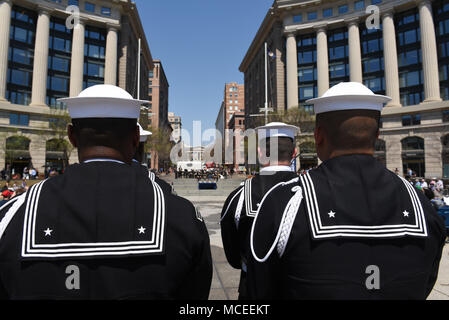 180414-N-HG258-1074 WASHINGTON (14 avril 2018) Les membres de la U.S. Navy Ceremonial Guard couleur se tiennent prêts au cours de la 27e bénédiction annuelle des flottes à la U.S. Navy Memorial à Washington, D.C., dans le cadre de l'ceremomy, les marins de la Garde de cérémonie de la Marine américaine pour l'eau des Sept Mers et Grands Lacs dans les fontaines, les amenant à la vie et à l'accueillir la saison de printemps. (U.S. Photo par marine Chef Musicien Stephen Hassay/libérés) Banque D'Images