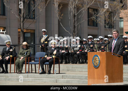 180414-N-HG258-1081 WASHINGTON (14 avril 2018) Le Contre-amiral Frank Thorp IV (Etats-Unis), président-directeur général de l'U.S. Navy Memorial s'adresse à la foule à la 27e bénédiction annuelle des flottes à la U.S. Navy Memorial à Washington, D.C., dans le cadre de l'ceremomy, les marins de la Garde de cérémonie de la Marine américaine pour l'eau des Sept Mers et Grands Lacs dans les fontaines, les amenant à la vie et à l'accueillir la saison de printemps. (U.S. Photo par marine Chef Musicien Stephen Hassay/libérés) Banque D'Images