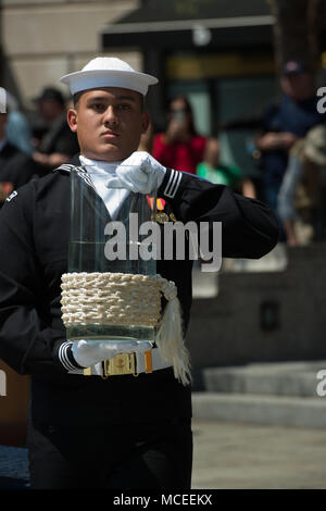 180414-N-HG258-1097 WASHINGTON (14 avril 2018) Membre de la Garde de cérémonie de la Marine américaine porte les eaux d'avec les sept mers et les Grands Lacs au cours de 27ème bénédiction annuelle des flottes à la U.S. Navy Memorial à Washington, D.C., dans le cadre de l'ceremomy, les marins de la Garde de cérémonie de la Marine américaine pour l'eau des Sept Mers et Grands Lacs dans les fontaines, les amenant à la vie et à l'accueillir la saison de printemps. (U.S. Photo par marine Chef Musicien Stephen Hassay/libérés) Banque D'Images