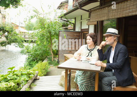 Senior couple relaxing at cafe Banque D'Images