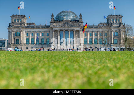 Gravement endommagé pendant la seconde guerre mondiale, le Reichstag a été entièrement restauré après la réunification de l'Allemagne et abrite aujourd'hui le Bundestag. Banque D'Images