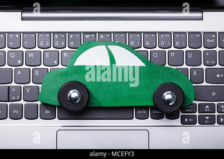 High Angle View Of Green Car sur le clavier de l'ordinateur portable Banque D'Images