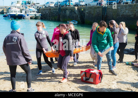 Les bénévoles participant à un GMICE (une bonne médecine dans des environnements difficiles) incident majeur de l'exercice dans le port de Newquay en Cornouailles. Banque D'Images