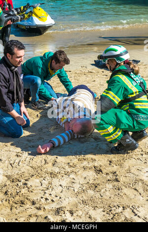 Les bénévoles et les professionnels de la santé participant à un GMICE (une bonne médecine dans des environnements difficiles) incident majeur à l'exercice dans le port de Newquay Banque D'Images