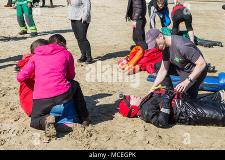 Les bénévoles et les professionnels de la santé participant à un GMICE (une bonne médecine dans des environnements difficiles) incident majeur à l'exercice dans le port de Newquay Banque D'Images