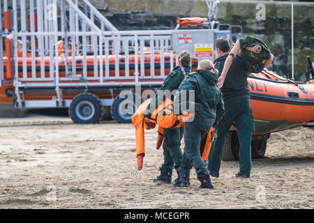 Les bénévoles et les professionnels de la santé se préparer à participer à un GMICE (une bonne médecine dans des environnements difficiles) incident majeur dans l'exercice Newq Banque D'Images