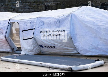 Un simulateur d'avion de sauvetage et de lutte contre les incendies utilisé dans un exercice d'incident majeur de GMICE (bonne médecine dans des environnements difficiles) dans le port de Newquay Banque D'Images