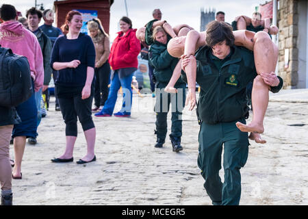 Les ambulanciers transportant des mannequins en préparation pour utilisation dans un GMICE incident majeur de l'exercice dans le port de Newquay en Cornouailles. Banque D'Images