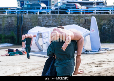 Les ambulanciers transportant des mannequins en préparation pour utilisation dans un GMICE incident majeur de l'exercice dans le port de Newquay en Cornouailles. Banque D'Images