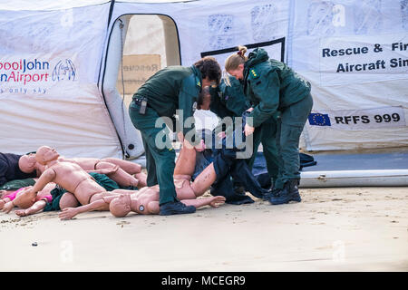 Les ambulanciers s'habiller des mannequins au préparation pour utilisation dans un GMICE incident majeur de l'exercice dans le port de Newquay en Cornouailles. Banque D'Images