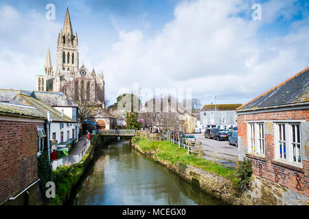 Allen la rivière qui coule à travers le centre-ville de Truro à Cornwall. Banque D'Images