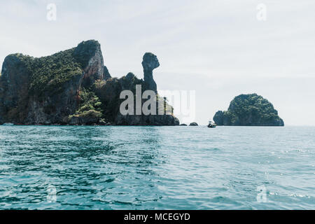 Îles au large de la côte de Krabi, Thaïlande. Banque D'Images