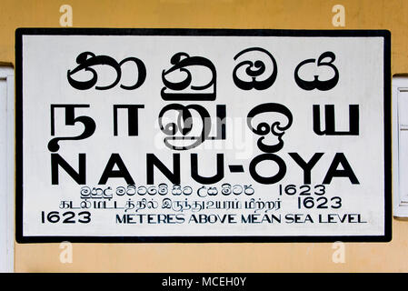 Vue horizontale de l'inox signe à Nanu oya-Gare dans les hautes terres du Sri Lanka. Banque D'Images