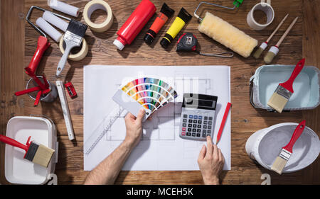 Portrait de l'architecte à l'aide du Guide de couleur Calculatrice Swatch et tout en s'appuyant sur le Plan de renouveau Banque D'Images