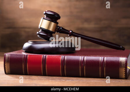 Close-up de Juge et Président d'harmonie sur Law Book sur le bureau en bois Banque D'Images