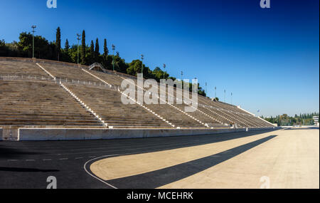 Des gradins et piste de course au stade Panathinaiko sous la lumière du soleil, Athènes, Grèce, Europe Banque D'Images