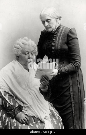 Elizabeth Cady Stanton, assis, et Susan B. Anthony, debout, de trois-quarts portrait, vers 1890 Banque D'Images